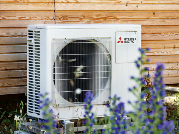 Mitsubishi: Klimatisieren, Entfeuchten und Reinigen von Raumluft mit Luft/Luft-Wärmepumpen
