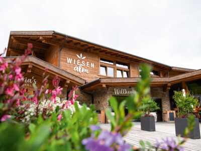 Aschl: Kastenrinnen aus Edelstahl für hygienische Küchen­entwässerung