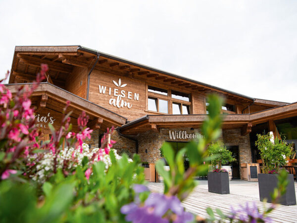 Aschl: Kastenrinnen aus Edelstahl für hygienische Küchen­entwässerung