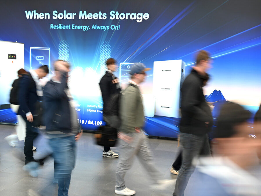 PV in Gewerbe und Industrie: Wirtschaftlichkeit steigern durch die Kombination von Photovoltaik (PV), Speicher und E-Mobilität